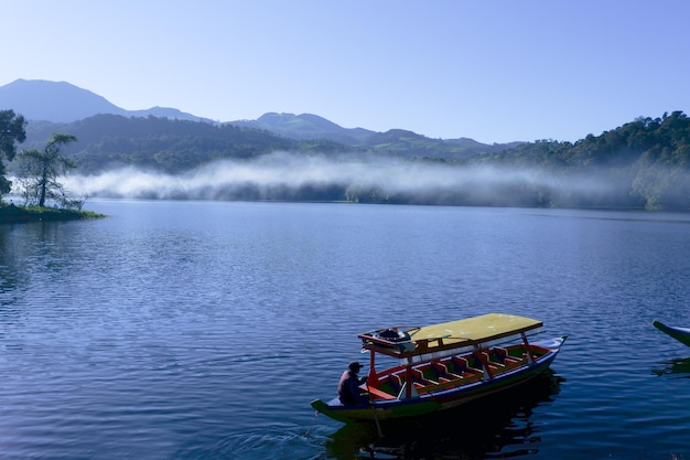 Barco de madera en el lago de montaña