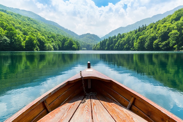 Barco de madera en el lago