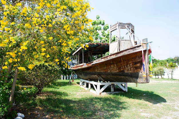 Barco de madera misterioso o santuario de adoración de barcos de madera para los viajeros tailandeses que visitan y respetan la oración bendita misterio sagrado en el templo Wat Ku o Phra Nang Rua Lom en Pak Kret en Nonthaburi Tailandia