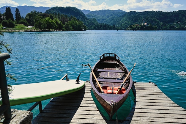 Barco de madera en el muelle del hermoso lago Bled Eslovenia