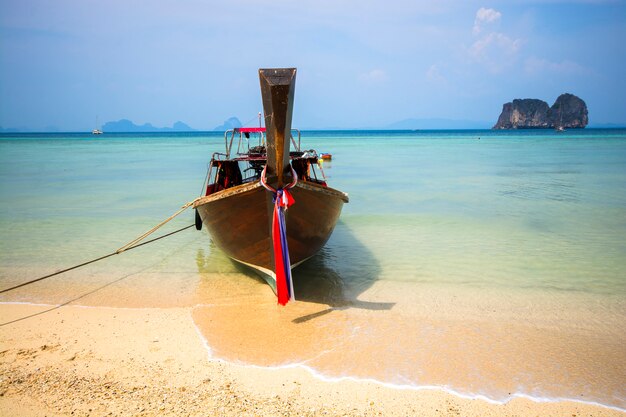 Barco de madera en la playa