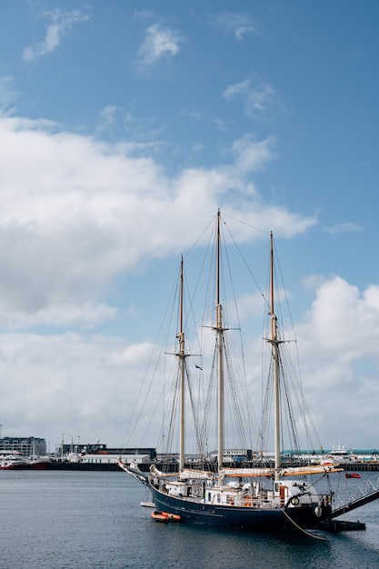 Barco de madera en el puerto de Reykjavik, Iceland