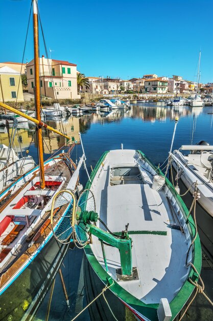 Barco de madera en el puerto de Stintino Italia