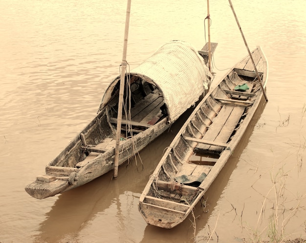 barco de madera en el río Mekong