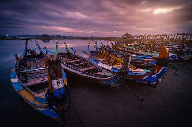 Barco de madera con U bein puente al amanecer en Amarapura