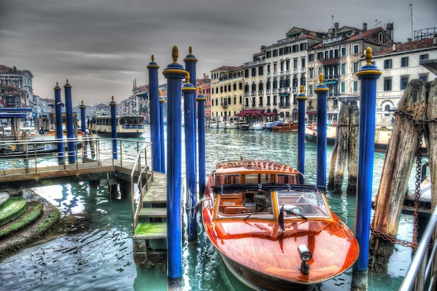 Barco de madera en Venecia en hdr