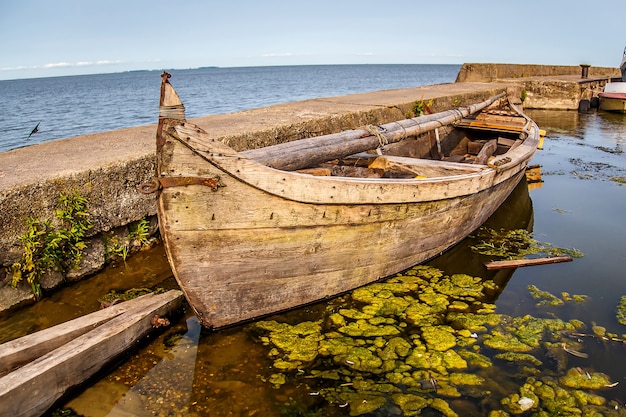 Barco de madera viejo se encuentra cerca del muelle. Lituania