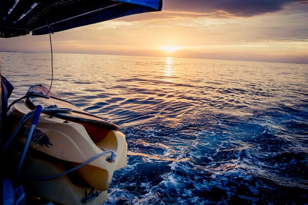 Foto un barco en el mar al atardecer