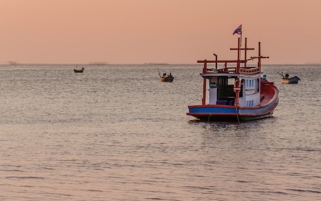 Barco y mar antes del atardecer en el este de Tailandia