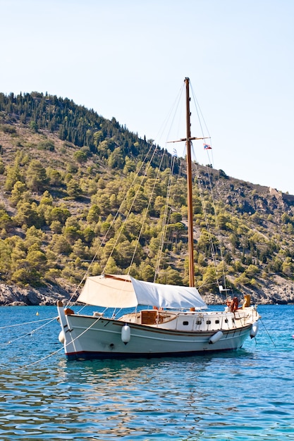 Barco en el mar, cefalonia