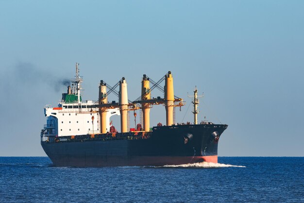 Foto barco en el mar contra un cielo despejado