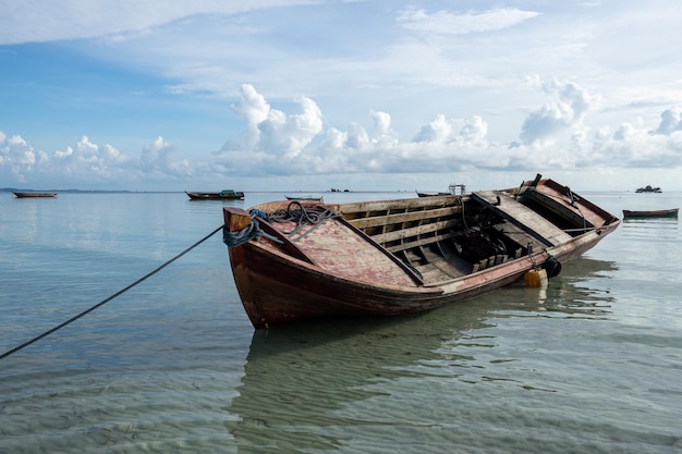 Foto barco en el mar contra el cielo