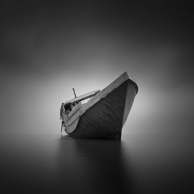 Foto barco en el mar contra el cielo