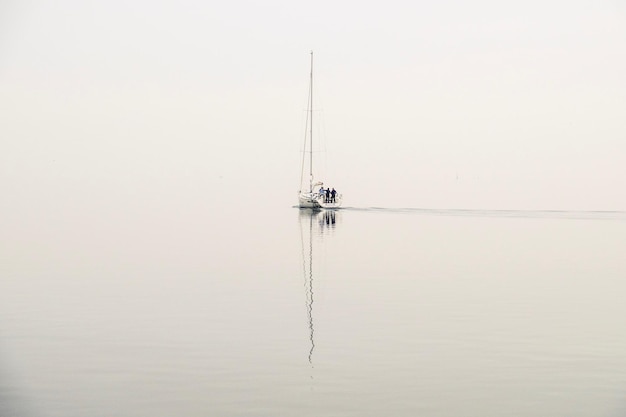 Barco en el mar contra el cielo