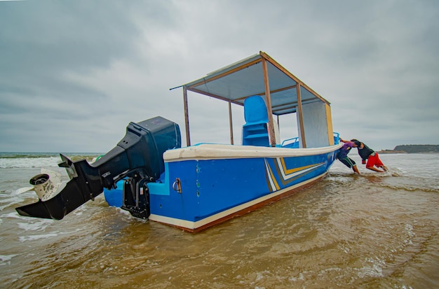 barco en el mar con hombres empujandolo