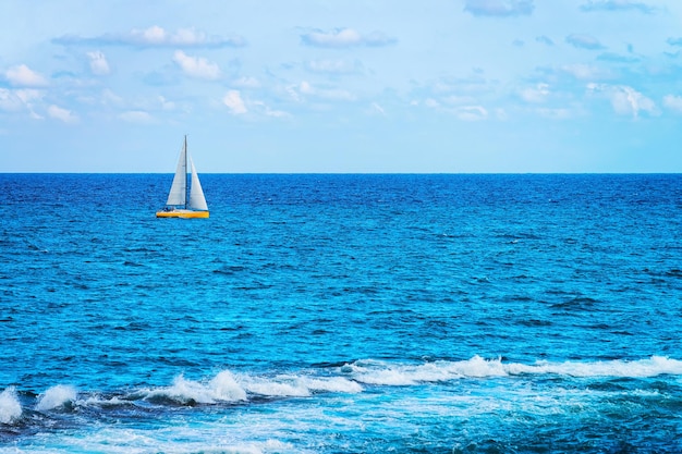 Barco en el Mar Mediterráneo en Siracusa, Sicilia, Italia