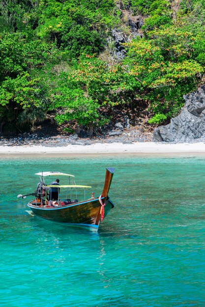 Barco en el mar turquesa de la isla Racha en Tailandia.