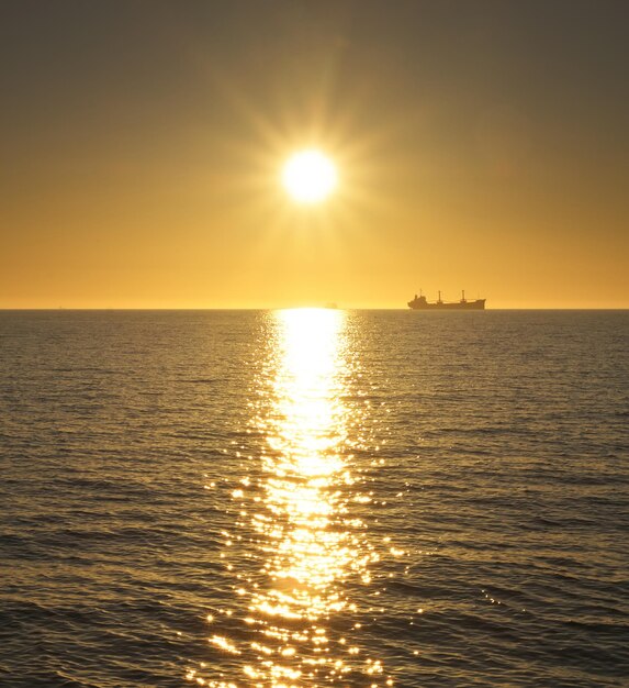 barco y mar