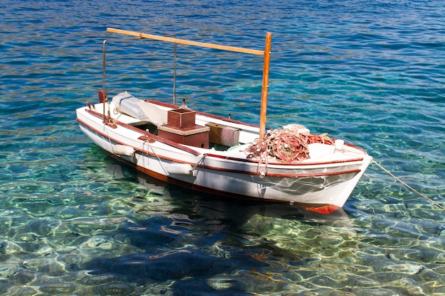 barco en el mar