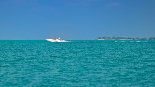 Barco y el mar