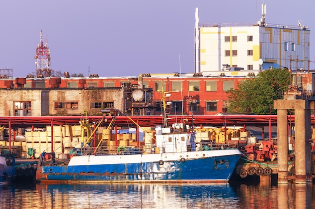 Barco en Marina en Ventspils al atardecer. Ventspils una ciudad en la región de Courland de Letonia. Letonia es uno de los países bálticos