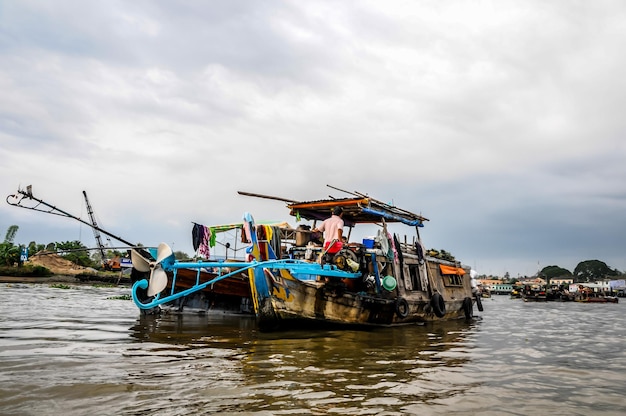 Foto barco en el mercado flotante tradicional