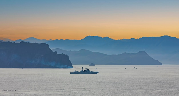 Barco militar en el fondo de las montañas.