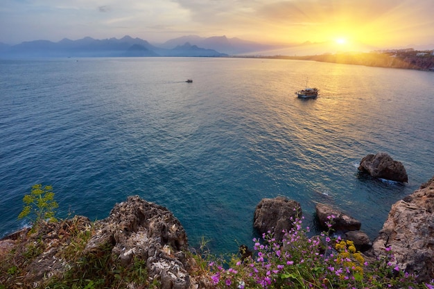 Un barco con montañas Taurus en Antalya Turquía