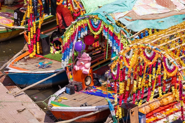 Un barco con un montón de adornos coloridos.