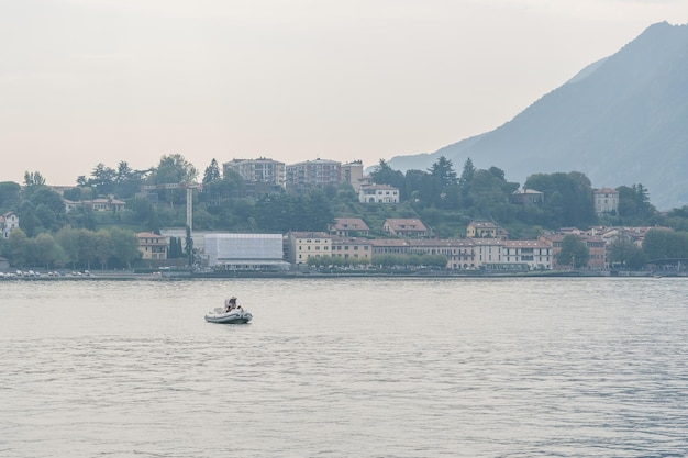 Barco a motor en el lago Como en Italia paisaje montañas fondo xA