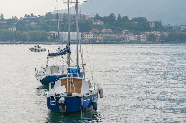 Barco a motor en el lago Como en Italia paisaje montañas fondo xA