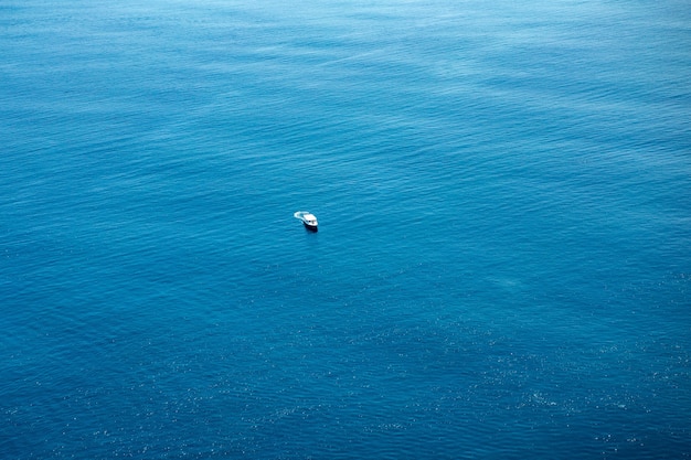 Barco de motor de lujo de vista aérea. Vista de avión de un barco navegando. Vista superior de un barco blanco navegando hacia el mar azul.
