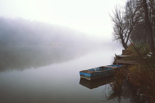 Barco y muelle en el lago de invierno