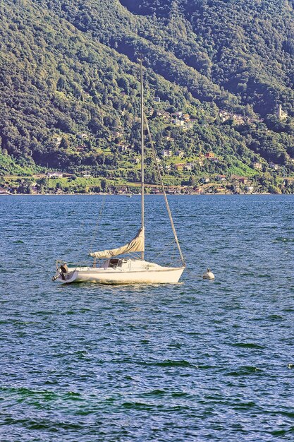 Barco en el muelle del lujoso resort en Ascona en el lago Maggiore en el cantón de Ticino en Suiza.