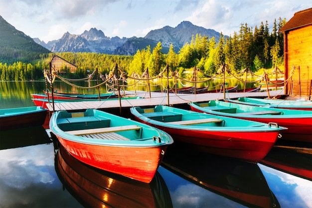 Barco en el muelle rodeado de montañas. fantástico shtrbske pleso high tatras. eslovaquia