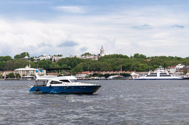 Barco na baía de Golden Horn na cidade de Istambul na primavera