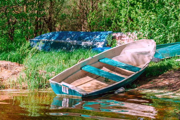 Barco na costa contra o pano de fundo da natureza