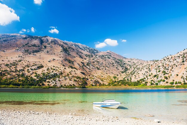 Barco na costa do lago de montanha. Lago Kournas, ilha de Creta, Grécia.