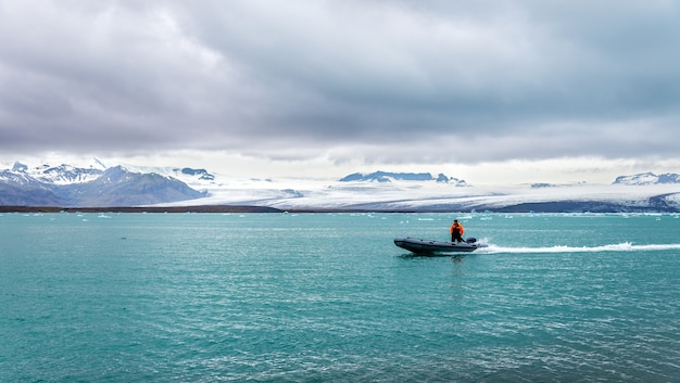 Barco na lagoa da geleira Jokulsarlon no sul da Islândia