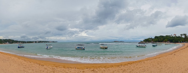 Barco na lagoa na praia.