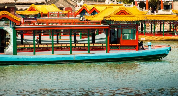 Barco na margem do rio no Summer Palace em Pequim, China