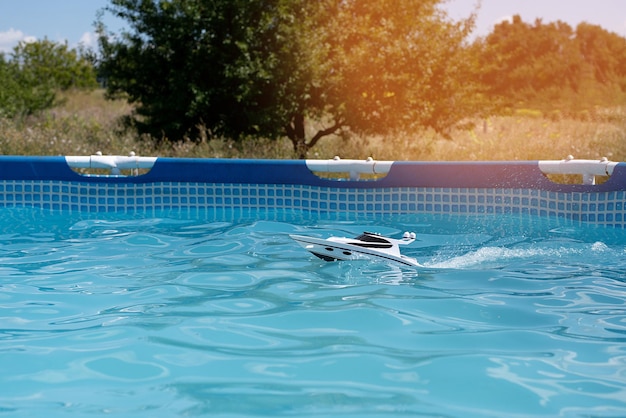 Barco na piscina espirrando água brinquedo infantil nos jogos de verão de controle de rádio