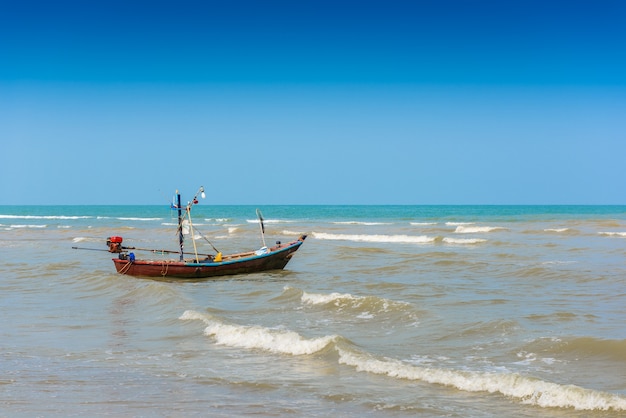 Barco na praia à tarde