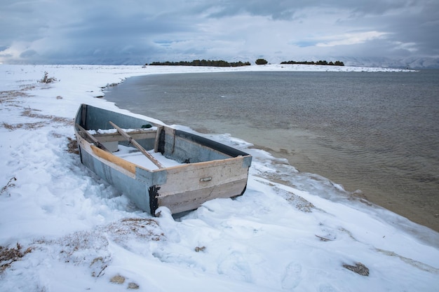 Barco na praia congelada