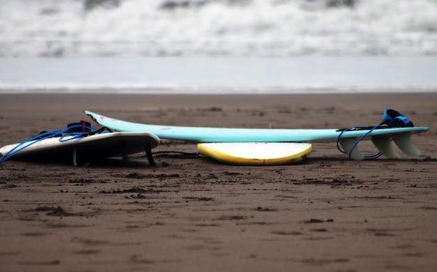 Foto barco na praia contra o céu