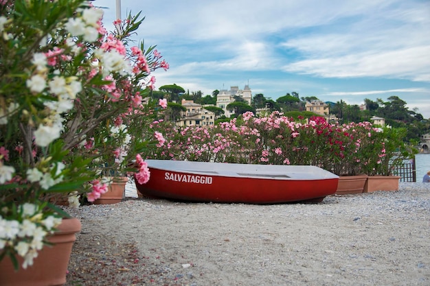 Barco na praia de Portofino