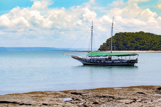 Barco na Praia e Mar de Salvador Bahia Brasil