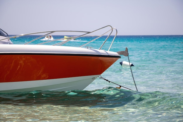 Barco na praia no verão