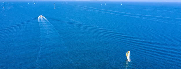 Barco na visão do zangão da superfície da água.