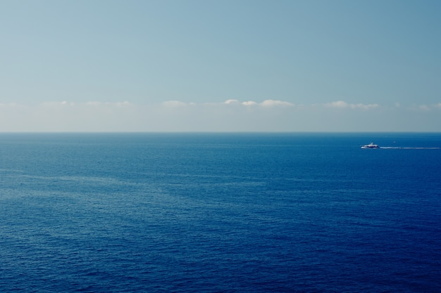 Barco na vista aérea da superfície azul do mar. fundo natureza